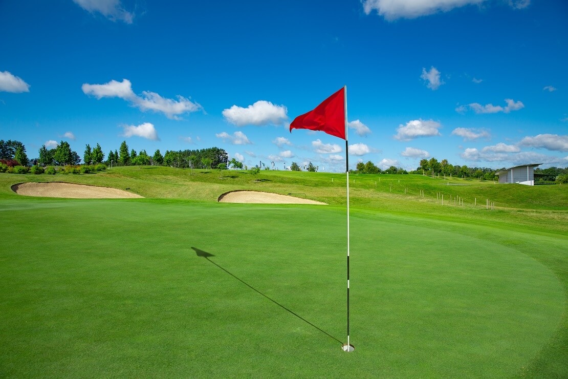 Wie man in der Golfbranche herausragt: Ein Marketing Leitfaden